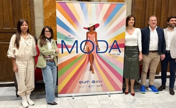 Participants en la roda de premsa possen davant del cartell