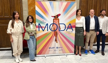 Participantes en la rueda de prensa posan ante el cartel