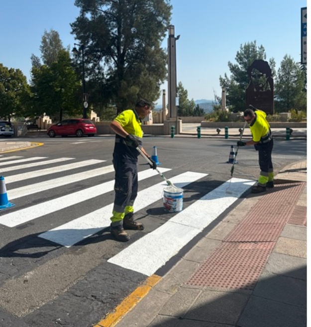 Personal de l'Ajuntament treballant en la pintura viària