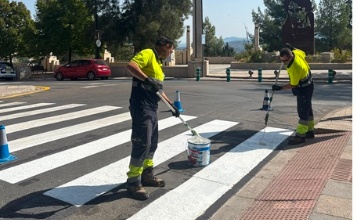 Personal de l'Ajuntament treballant en la pintura viària