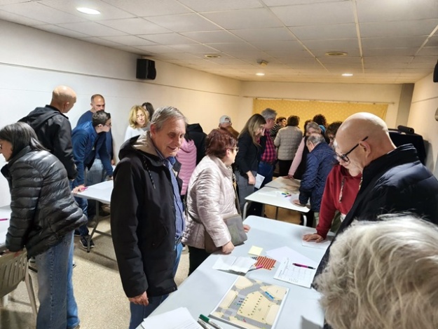 Persones debatent en la sessió de consulta ciutadana