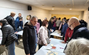 Persones debatint en la sessió de consulta ciutadana