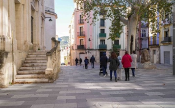 Persones passejant per Alcoi