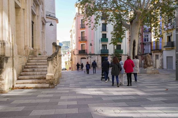 Persones passejant per Alcoi