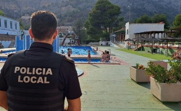 Policia Local vigilant en la Piscina Municipal