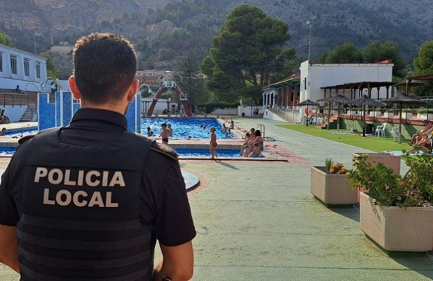 Policía Local vigilando en la Piscina Municipal