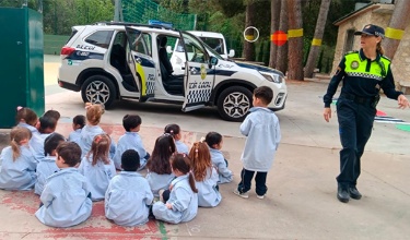 Policía local con alumnado de Educación Vial