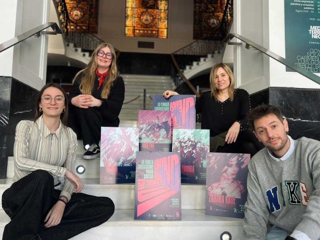 Elisa Guillem acompañada por Naina y Cactus en la presentación