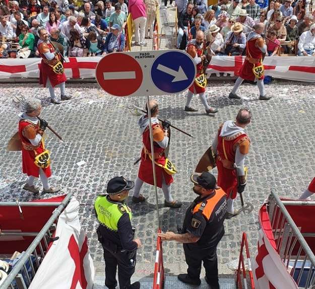 Protecció Civil i Policia Local controlen un pas en Festes