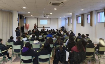 Psicòloga del SASEM parla a l'alumnat d'Arnauda