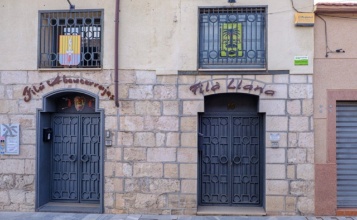 Porta de la seu de dos filaes que van ser fàbriques