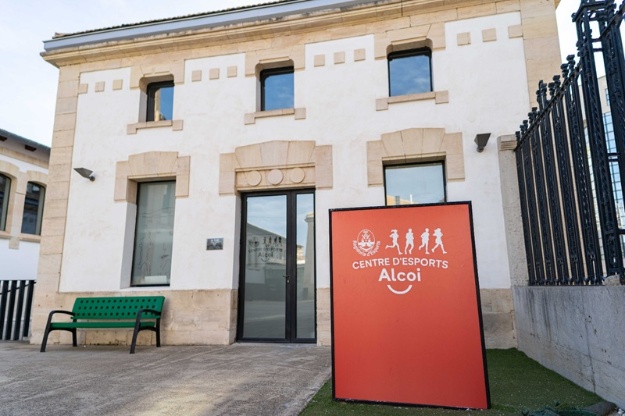 Puerta principal del Centre d'Esports
