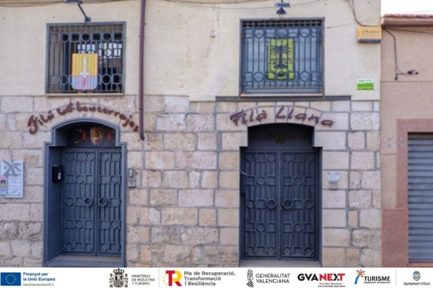 Porta de la seu de dos filaes que van ser fàbriques