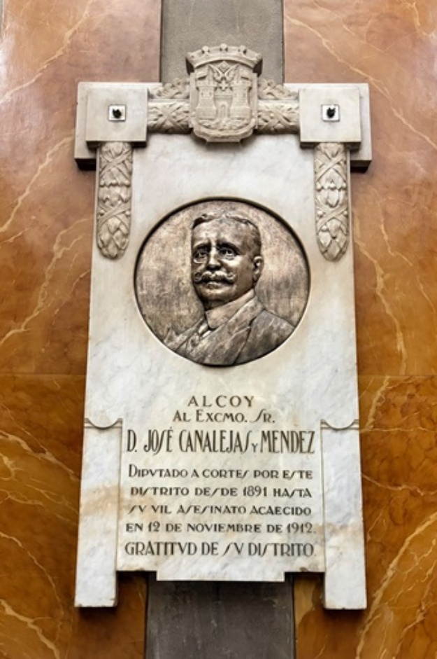 Relieve de Canalejas situado en el Ayuntamiento de Alcoy  Relleu de Canalejas situat a lAjuntament dAlcoi