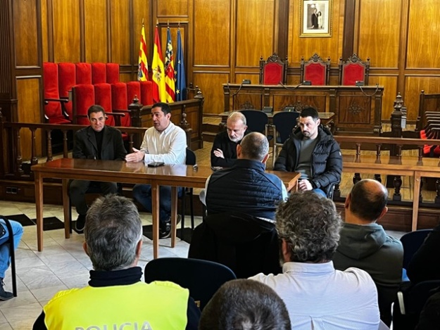 Toni Francés i representants de l'Ajuntament i Associació de Sant Jordi presidint la reunió en el Saló de Plens