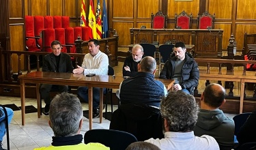 Toni Francés y representantes del Ayuntamiento y Associació de Sant Jordi presidiendo la reunión en el Salón de Plenos
