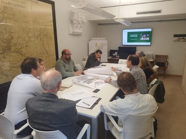 Grups municipals i tècnics reunits en la presentació del nou Catàleg