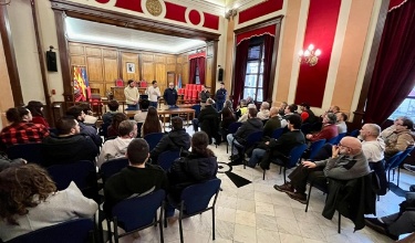 Toni Francés reunido con todas las entidades, políticos y técnicos en el Salón de Plenos del Ayuntamiento