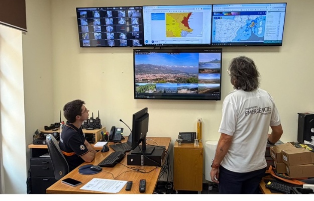 Técnicos del departamento de emergencias delante de las pantallas de AEMET