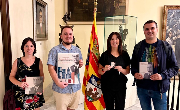 Teresa Sanjuan y técnicos del Gabinet Municipal de Normalització Lingüística en el Ayuntamiento