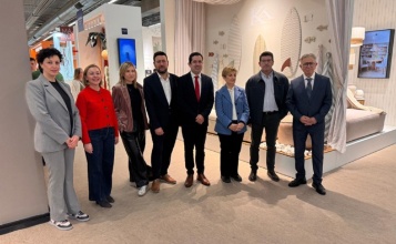 Toni Francés, Àlex Cerradelo i Elisa Guillem amb la resta d'autoritats en Heimtextil 2026