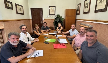 Toni Francés, Elisa Guillem y el técnico Francisco Carretero junto a representantes de las EGM