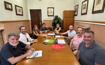 Toni Francés, Elisa Guillem i el tècnic Francisco Carretero al costat de representants de les EGM