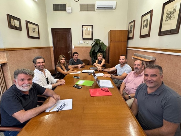 Toni Francés, Elisa Guillem i el tècnic Francisco Carretero al costat de representants de les EGM