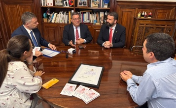 Toni Francés, Lorena Zamorano i representants de la ciutat de Melilla en la reunió