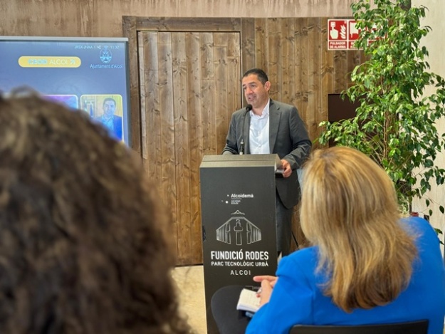 Toni Francés durant la seua intervenció en l'acte de cloenda