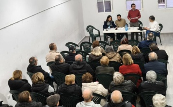 Toni Francés parlant amb els veïns de Batoi en la reunió