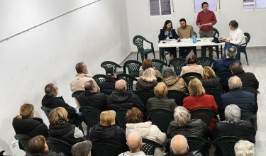 Toni Francés hablando con los vecinos de Batoi en la reunión