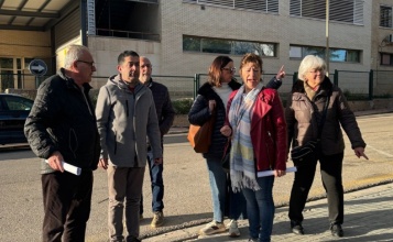 Toni Francés i Aroa Mira amb veïns de la Zona Nord