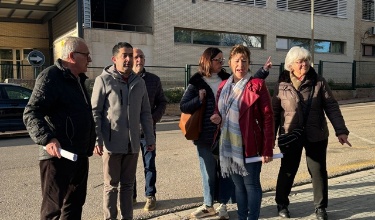 Toni Francés i Aroa Mira amb veïns de la Zona Nord