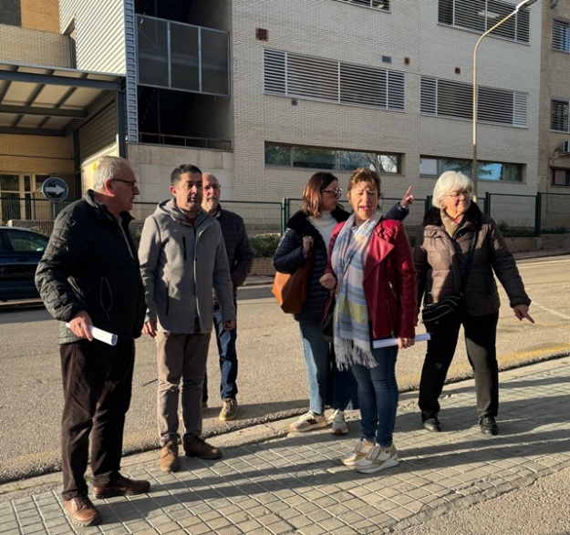 Toni Francés i Aroa Mira amb veïns de la Zona Nord