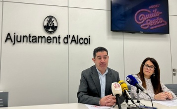 Toni Francés i Lorena Zamorano en roda de premsa amb la imatge  del Museu de Camilo Sesto al fons