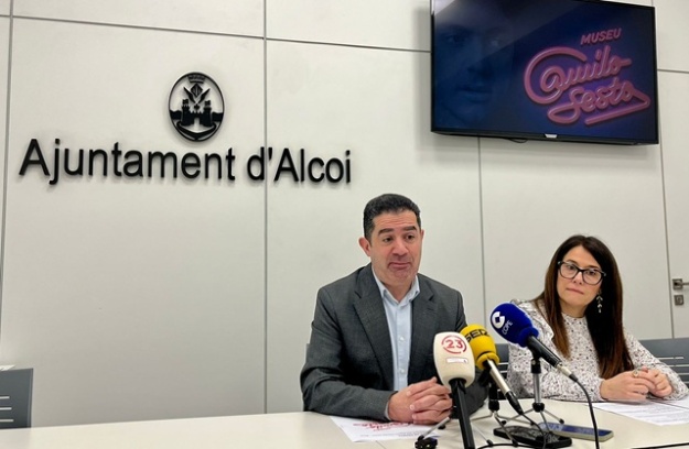 Toni Francés i Lorena Zamorano en roda de premsa amb la imatge  del Museu de Camilo Sesto al fons