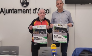 Toni Giner i Alberto Belda amb el cartell de la prova