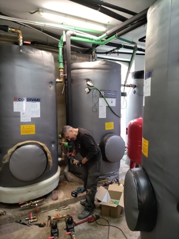 Operari treballant en els nous acumuladors d'aigua calenta sanitària en l'Eduardo Latorre