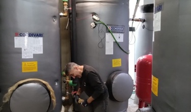 Operario trabajando en los nuevos acumuladores de agua caliente sanitaria en el Eduardo Latorre