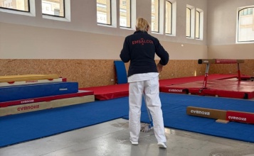 Trabajadora de la EMSA limpiando