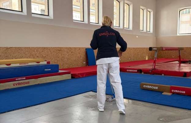 Treballadora de l'EMSA netejant