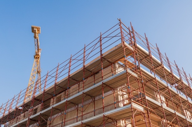 Una grua en un edifici en obres