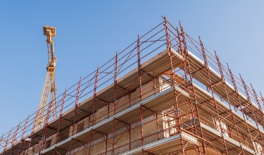 Una grúa en un edificio en obras