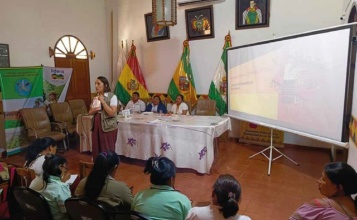 Una tècnica treballant a Bolívia