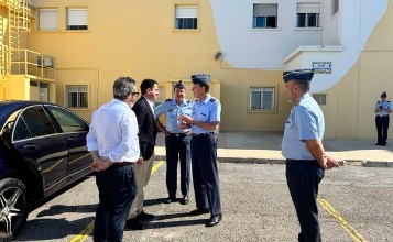 L'alcalde d'Alcoi saludant als comandaments de l'exèrcit en la Base Aèria d'Aitana