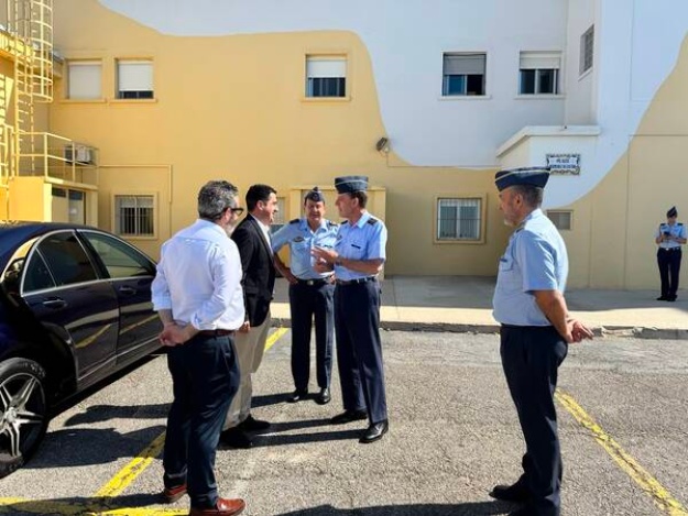 L'alcalde d'Alcoi saludant als comandaments de l'exèrcit en la Base Aèria d'Aitana
