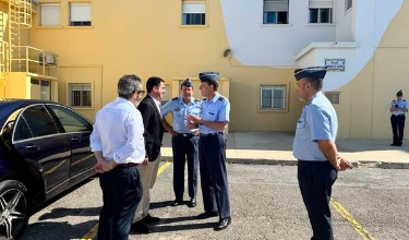 El alcalde de Alcoy saludando a los mandos del ejército en la Base Aérea de Aitana