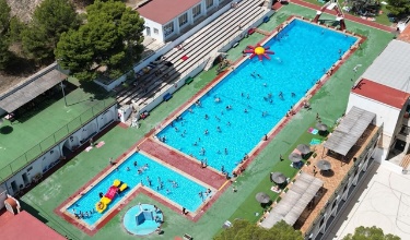 Vista aérea de la piscina Municipal José Trenzano Alós