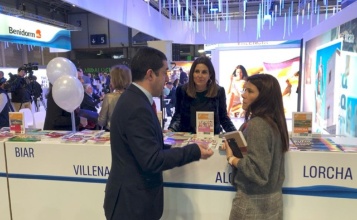 L'alcalde amb la regidora i la tècnica de Turisme a Fitur